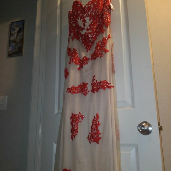 Dresses - Picture 2 of 6